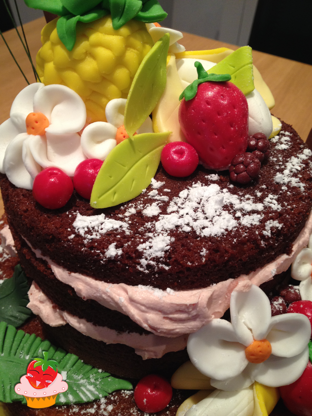 detalle naked cake pastel chocolate natillas fresas tropical fondant
